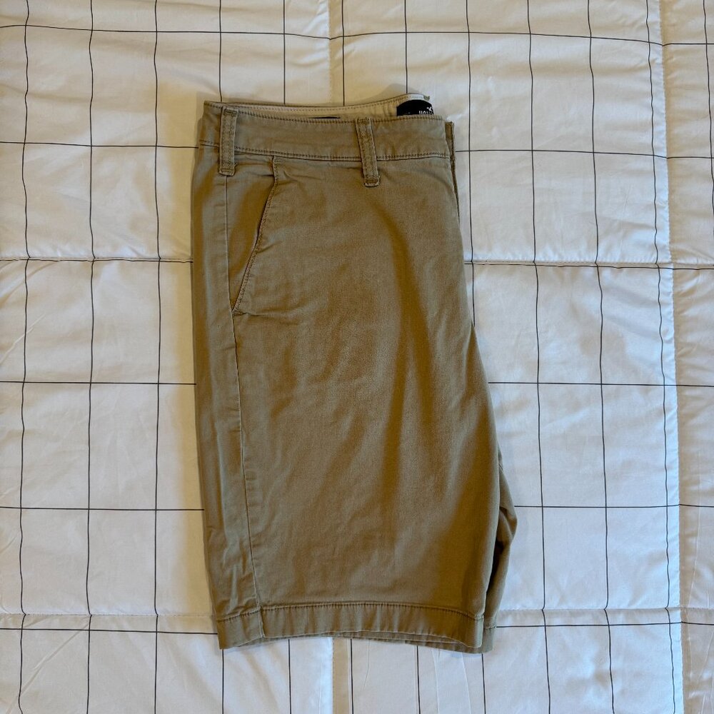 Hollister 9" Classic Khaki Short